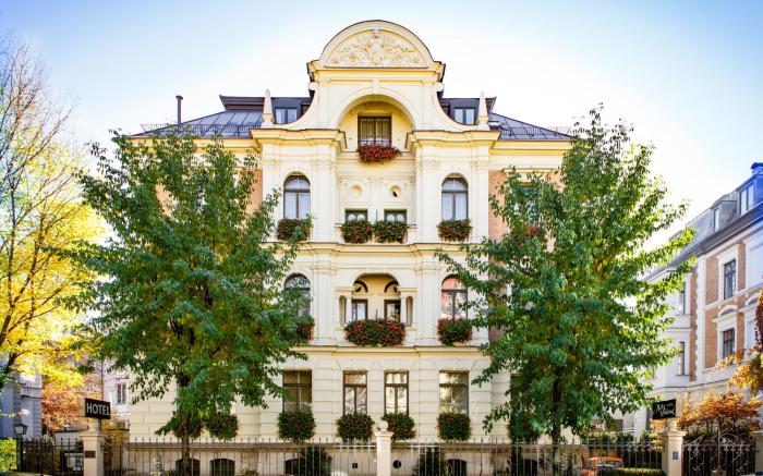 Hotel Uhland,Uhlandstrasse 1,3 star