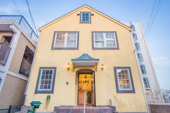 iza enoshima guesthouseandbar hostel