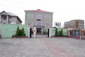 royal park hotel and suites