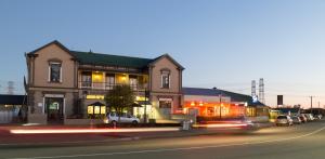 the racecourse hotel and motorlodge