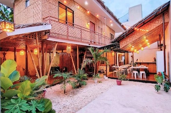 intoys place