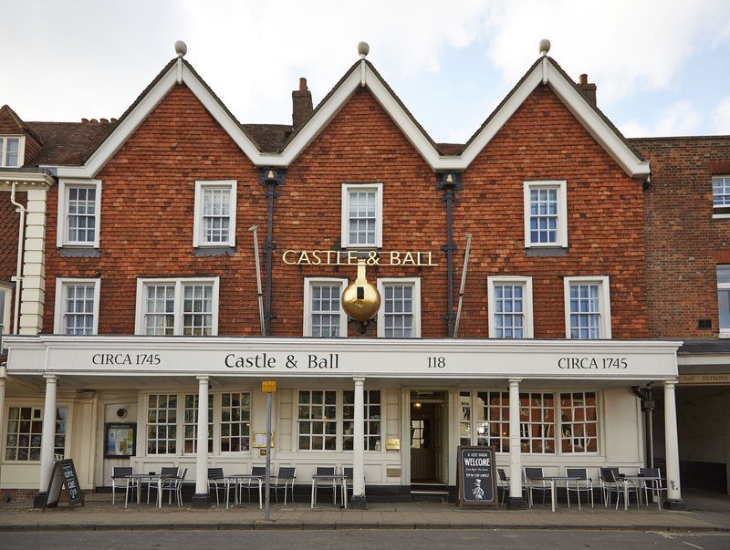 Castle And Ball By Greene King Inns,Swindon>>Marlborough,3 star