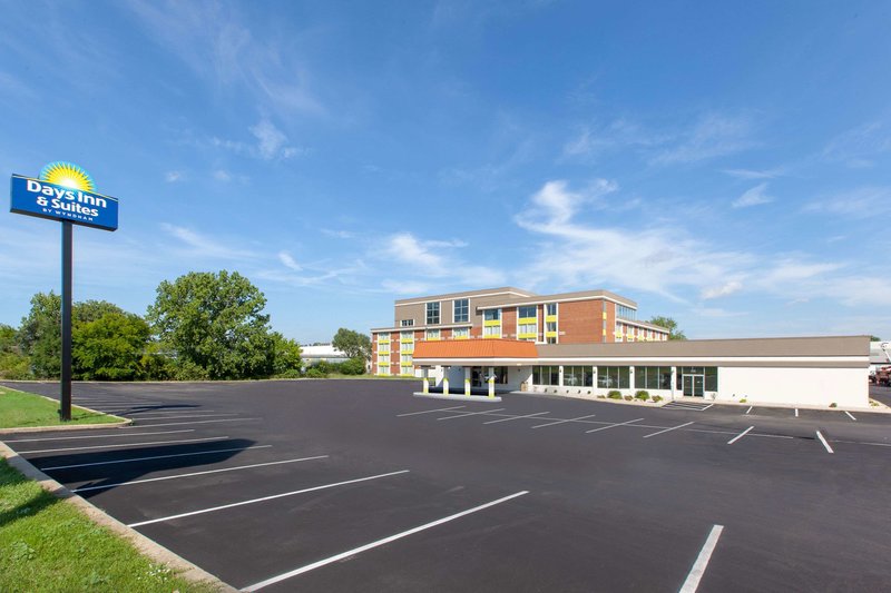 days inn and suites grand rapids near downtown