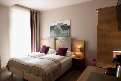 hotel max 70