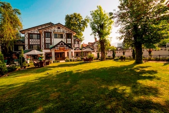 Lemon Tree Hotel, Srinagar,Shiv Pora Bund,4 star