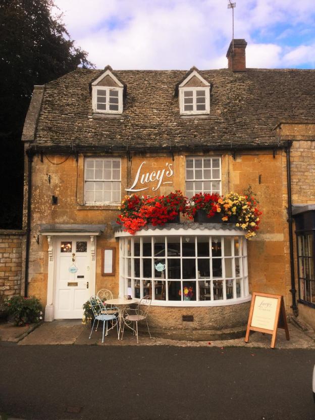 Lucy's Tearoom,,2.5 star