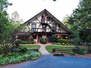 Lily Creek Lodge