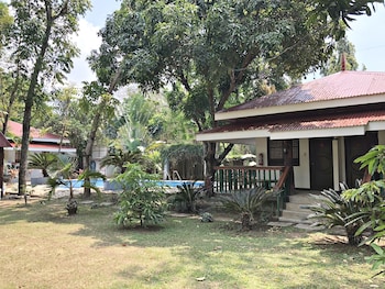 The Pelican's Resort,Near Matabungkay Beach,2.5 star