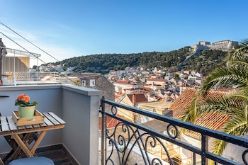 villa capitis in the centre with deluxe pool
