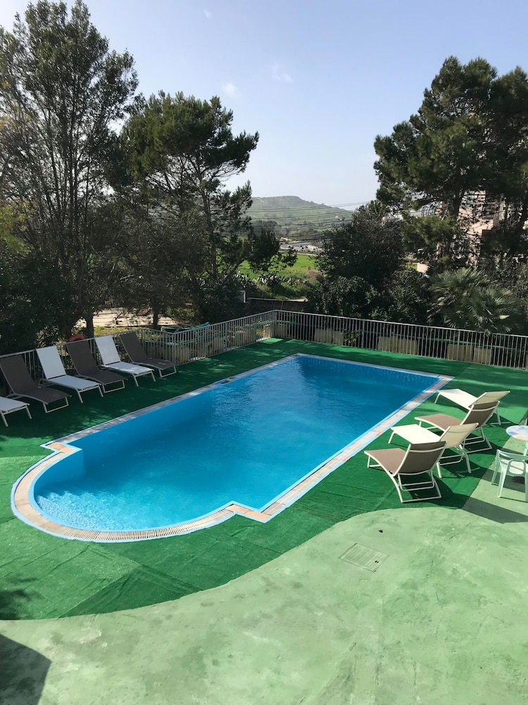 White Star,Luqa>>Bugibba,2.5 star