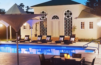 manoir chamberland adults only no pets