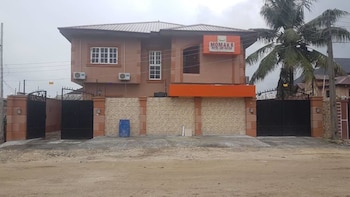momak 6 hotel and suites