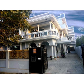 Aman Inn,Gautam Buddh Nagar>>Delhi,2.5 star