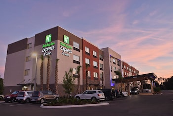 Holiday Inn Express & Suites Orlando - Lake Nona Area,Lake Hart>>Christmas,2.5 star