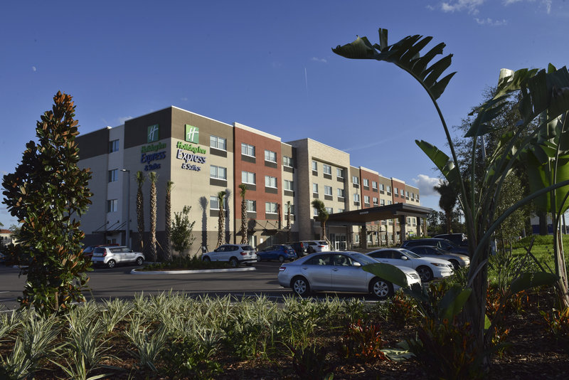 Holiday Inn Express & Suites Orlando - Lake Nona Area,Lake Hart>>Christmas,2.5 star