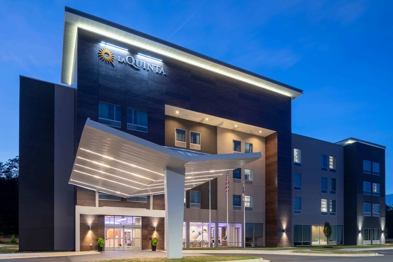 La Quinta Inn Suites Greensboro Arpt High Point,Friendship>>Charlotte,2.5 star
