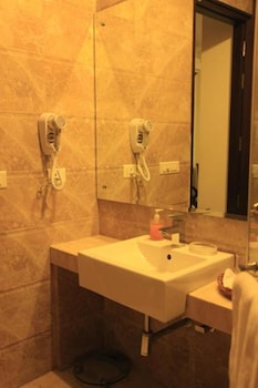 Indiyaah Inn Dlf Phase 2 | Cybercity,Dlf Phase 2,3 star