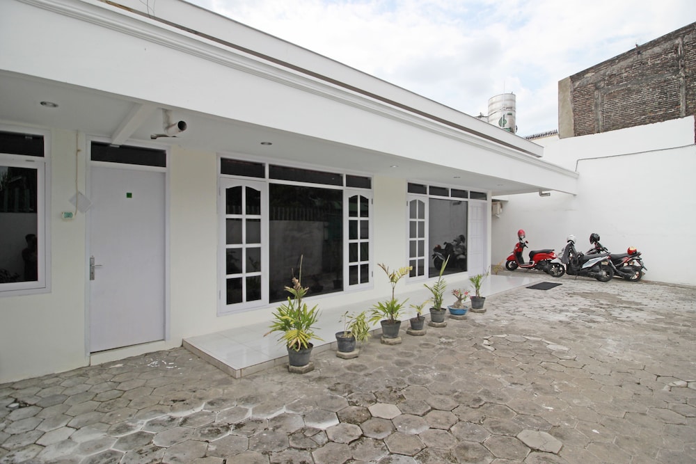 reddoorz near terminal tirtonadi