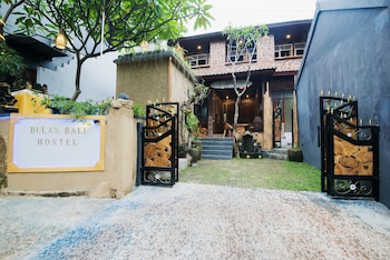 bulan bali hostel