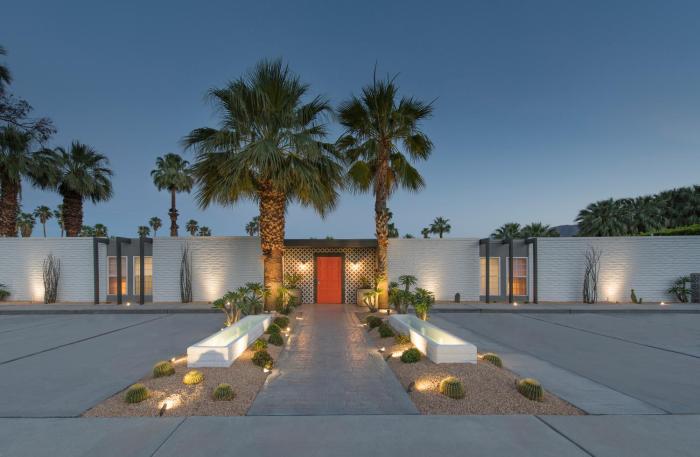 The Weekend,Palm Springs>>Cathedral City,3.5 star