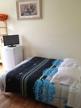 Au Royal Mad Hotel,68 Rue Sedaine,3 star
