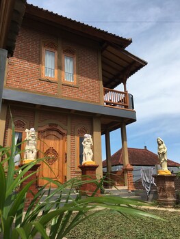 Meme Surung Hotel,In A Rural Location,2 star