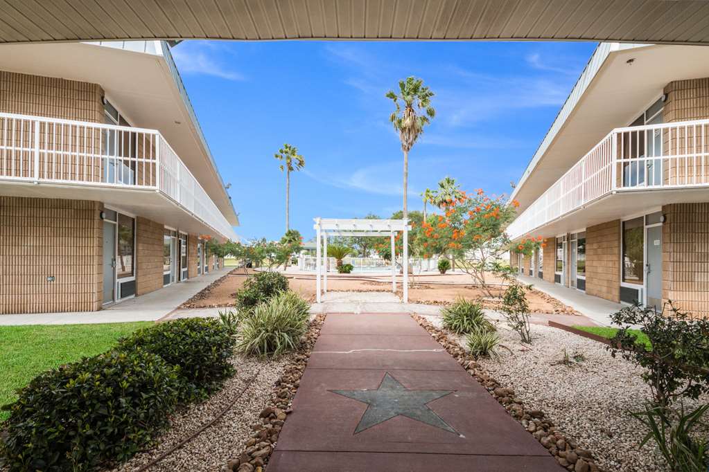 Sky Palace Inn & Suites By Jasper Beeville,Near Mcclanahan House,2 star