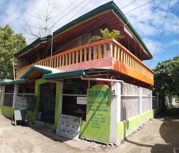 guannas place room and resto bar