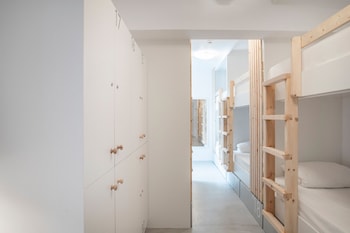 Bedspot Hostel,Megalochori>>Fira,2 star