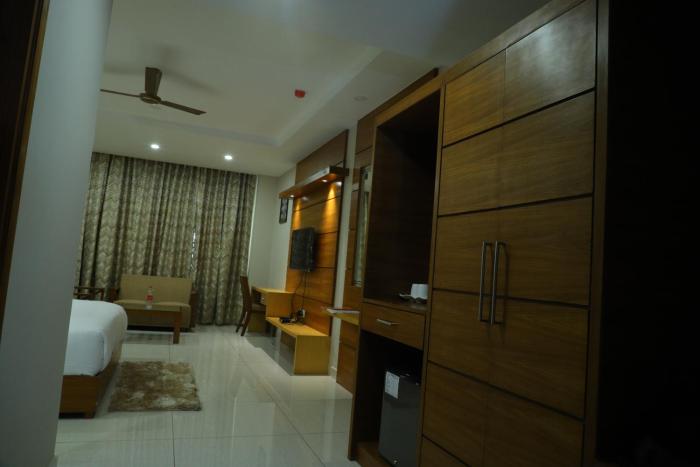 Hotel Royal Hillton,Paonta Sahib>>Dehradun,3 star