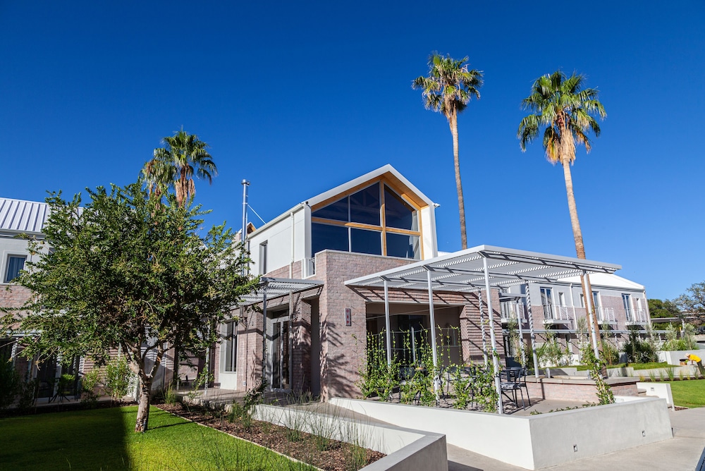the windhoek luxury suites