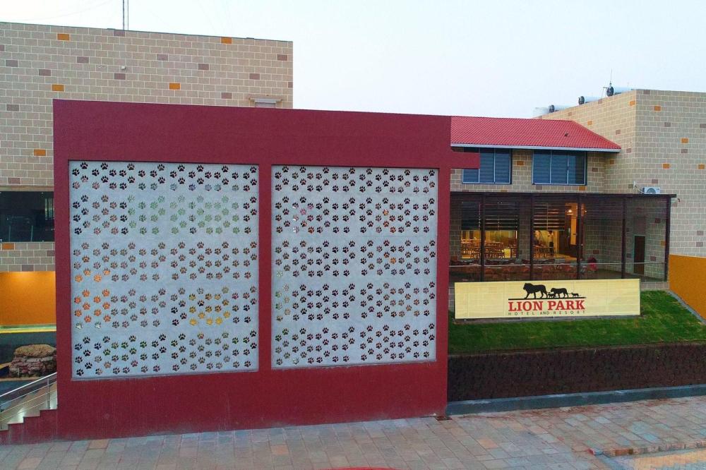 Lion Park Hotel & Resorts,Keshod>>Junagadh,3 star