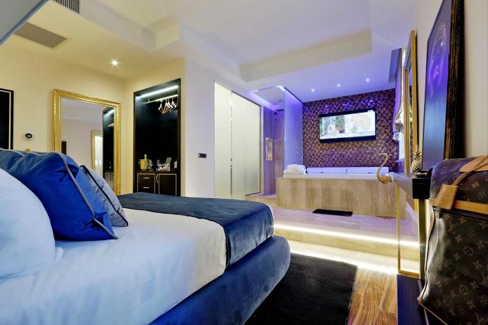 spanish diamond luxury suites and jacuzzi