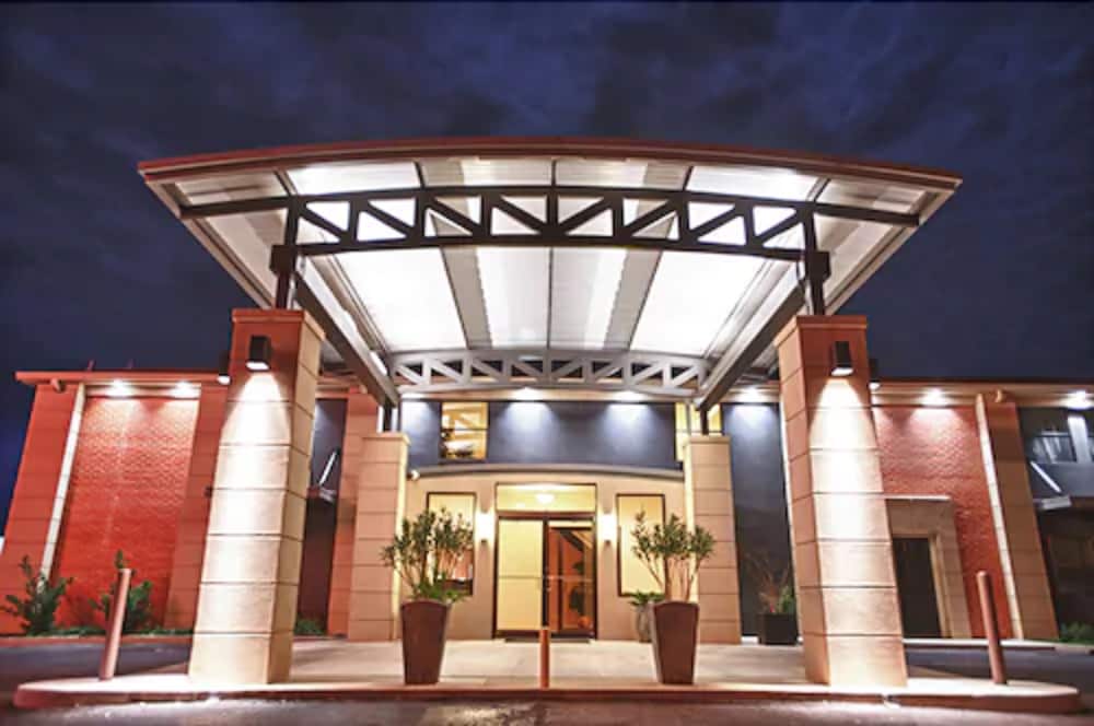 12 oaks hotel