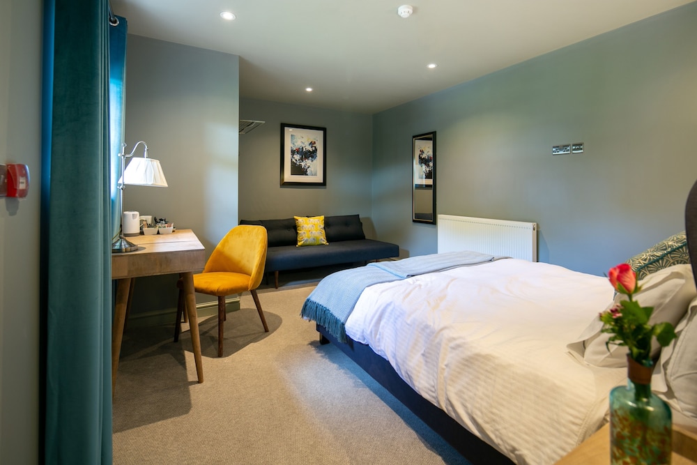The Cowdray Arms,Near Worth St. Nicholas' Church,2.5 star