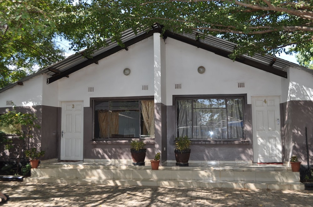 Willu Executive Lodge,Plot 2644 750 Francistown Road Ellein Brittel Livingstone 10101 Southern Province,3.5 star