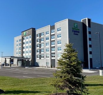 Holiday Inn Express & Suites Aurora, An Ihg Hotel,205 Eric T. Smith Way Aurora Ontario L4g 0Z6,2.5 star