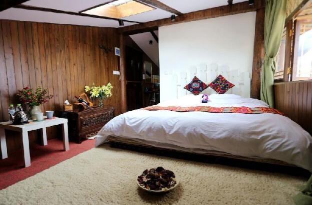 Sunny Valley Inn,49 Shequ Langcuo Dukezong Ancient City North Gate 674400 Shangri-La Deqin,2 star