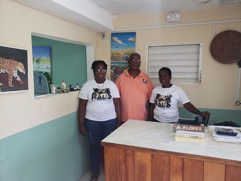 Pal's On The Beach - A Gold Standard Hotel