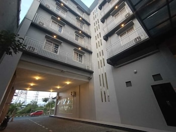 Votel Hotel Charis Tuban,Jalan Letda Sucipto 210 Jembel 62310,3 star