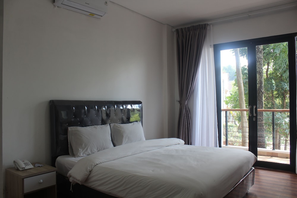 Are You And I Bed & Breakfast,Jalan Pager Sari Villa Bukit Mas Bojong Koneng Atas Bandung 40191,3 star