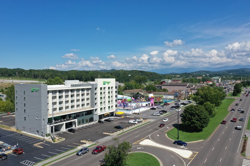 Holiday Inn & Suites Pigeon Forge Convention Center By Ihg,Near Professor Hacker's Lost Treasure Golf,4 star