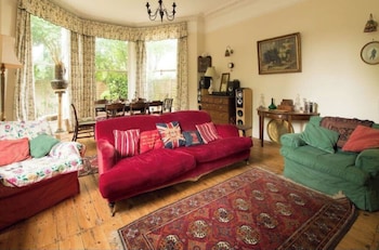 Lovely 3-Bed House In Cheltenham,,3.5 star