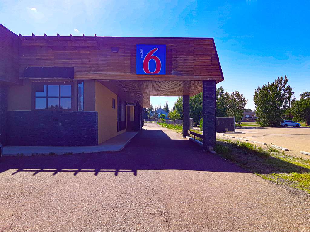 motel 6 brooks ab