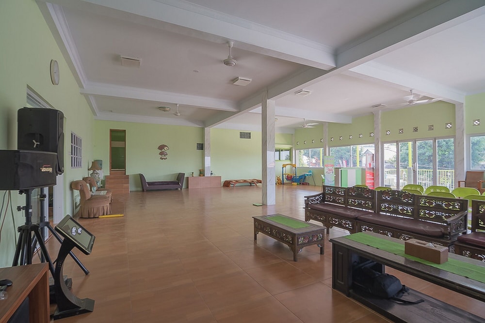 Reddoorz Syariah Near Museum Wisma Karya Subang,Purwakarta>>Bandung,3 star
