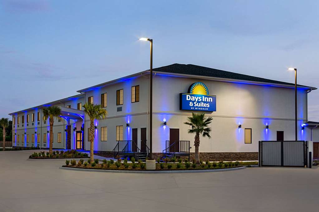 Days Inn & Suites By Wyndham Greater Tomball,,2.5 star