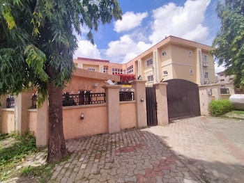 Pameec Luxury Suites Utako,,3 star