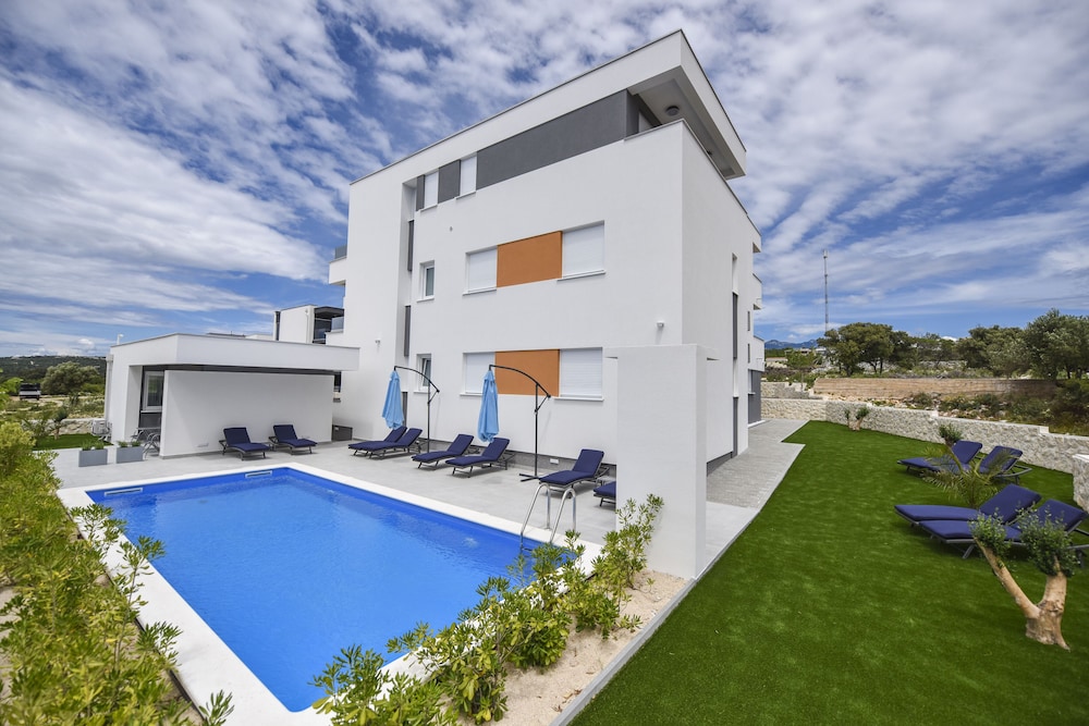pool apartments and rooms mare