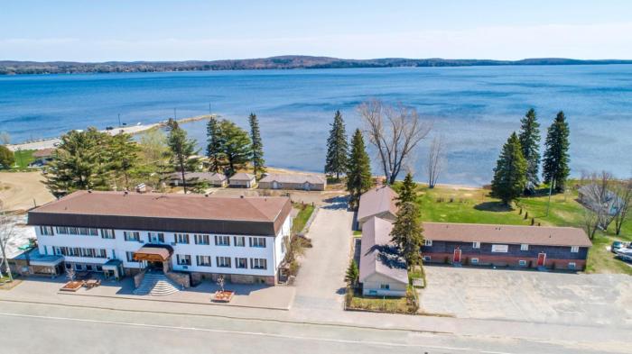 Caswell Resort Hotel,North Bay>>Huntsville,2.5 star