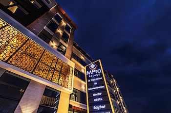 M Pro Palace Mysore - 12 Minutes To Mysore Palace,Near Devegowda Circle,3 star